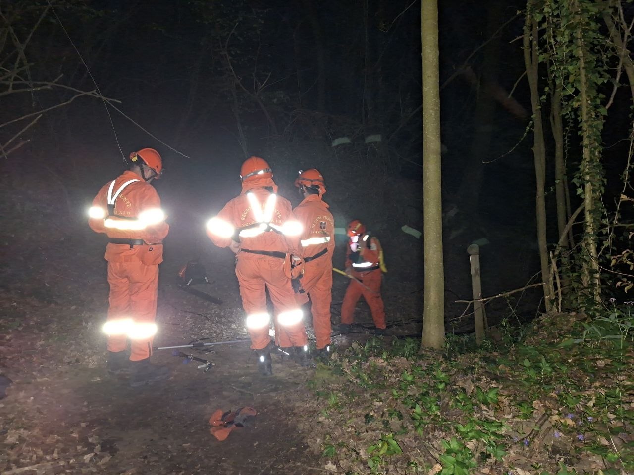 Componenti della squadra AIB in attesa durante le ultime fasi della bonifica