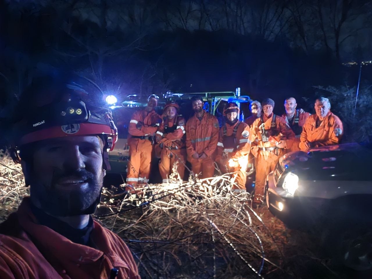 Foto di gruppo della squadra AIB dopo la fine della bonifica